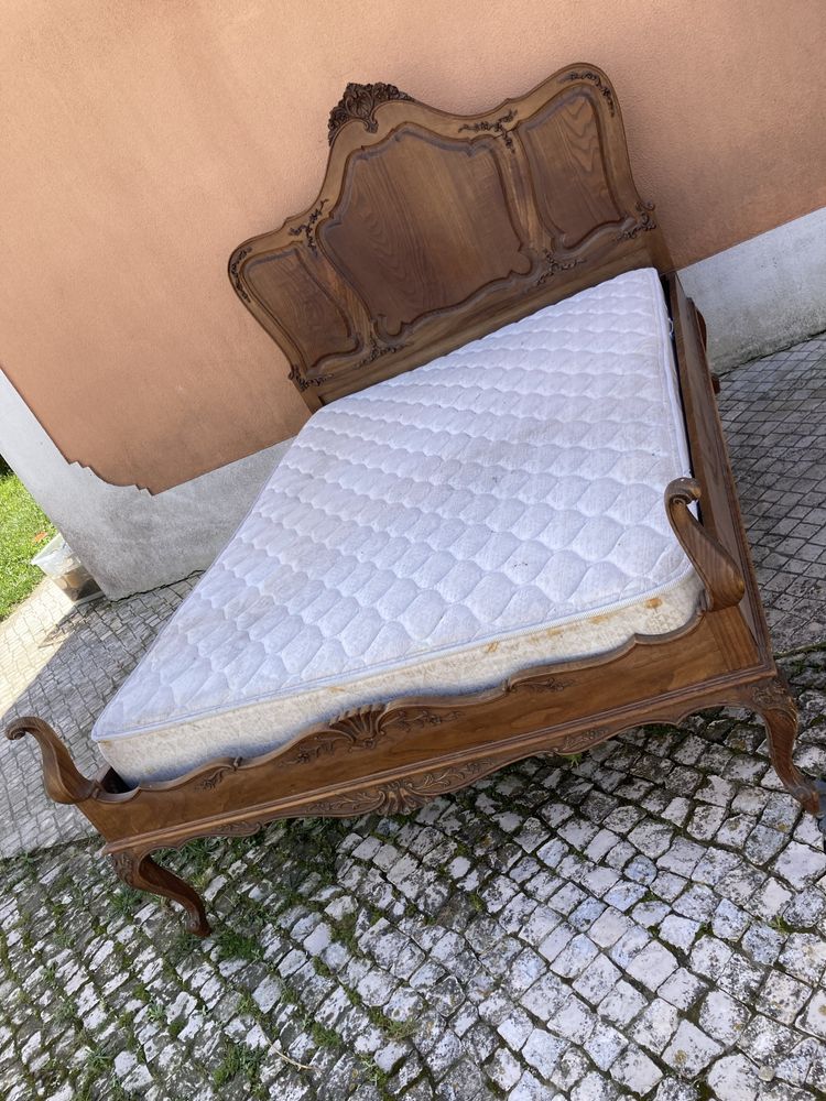 Cama de casal com colchão em bom estado