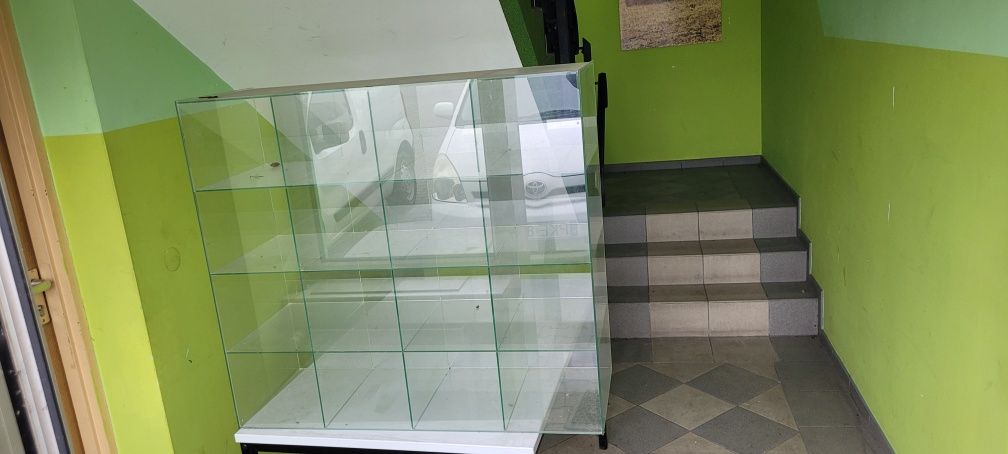 Szklana gablota   gablotka  ze szkła