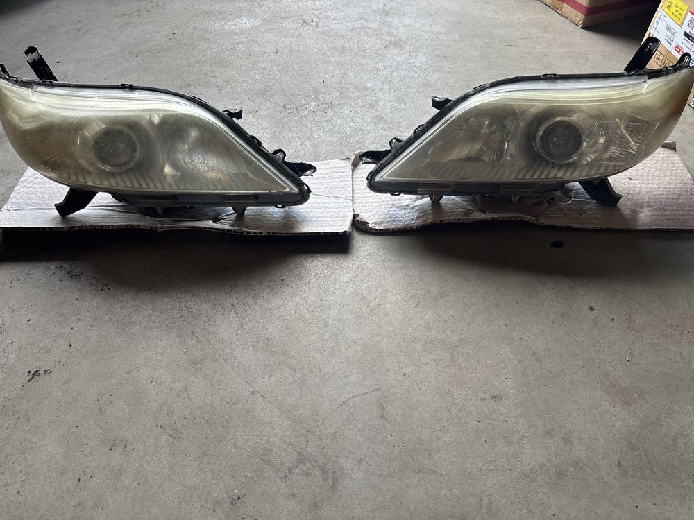 Lampy przednie Toyota SIENNA 2011