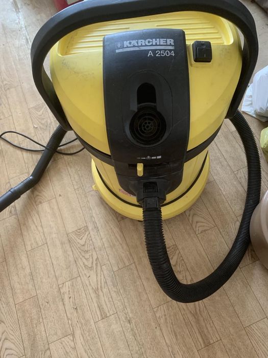 Пилосос Karcher.