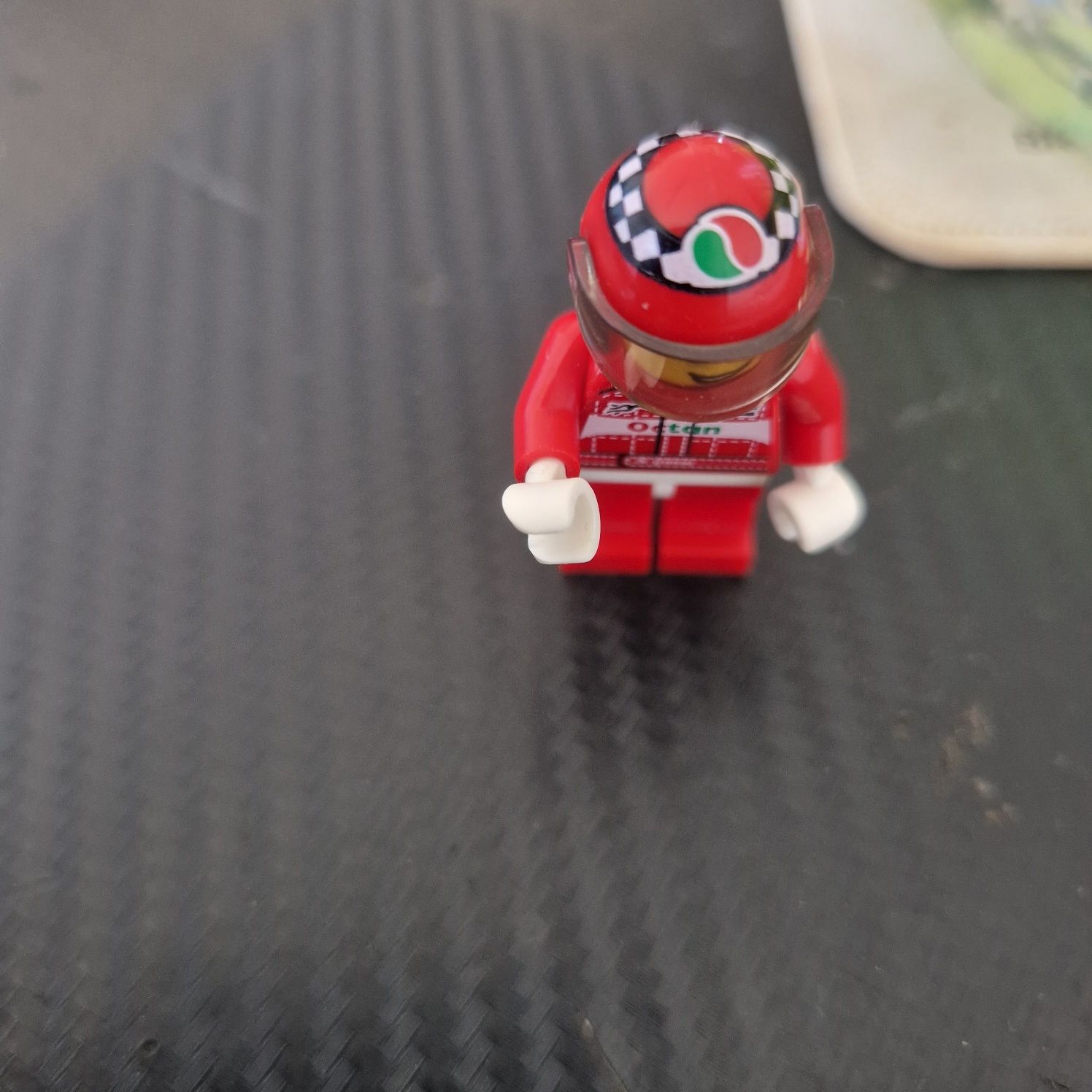 Lego figurka kierowca rajdowy