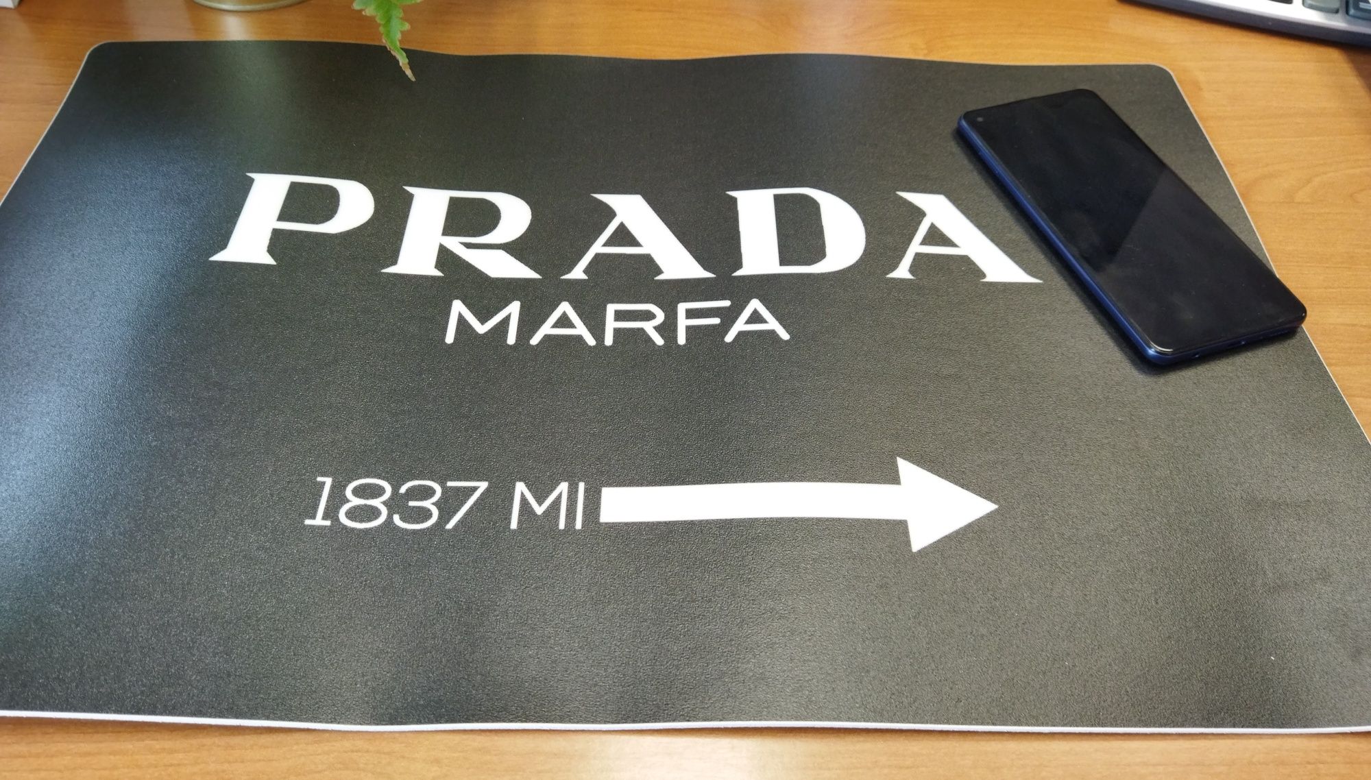 Podkładka na biurko czarna Prada Marfa