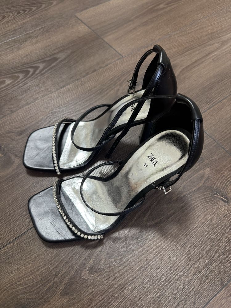 Босоніжки  чорні zara