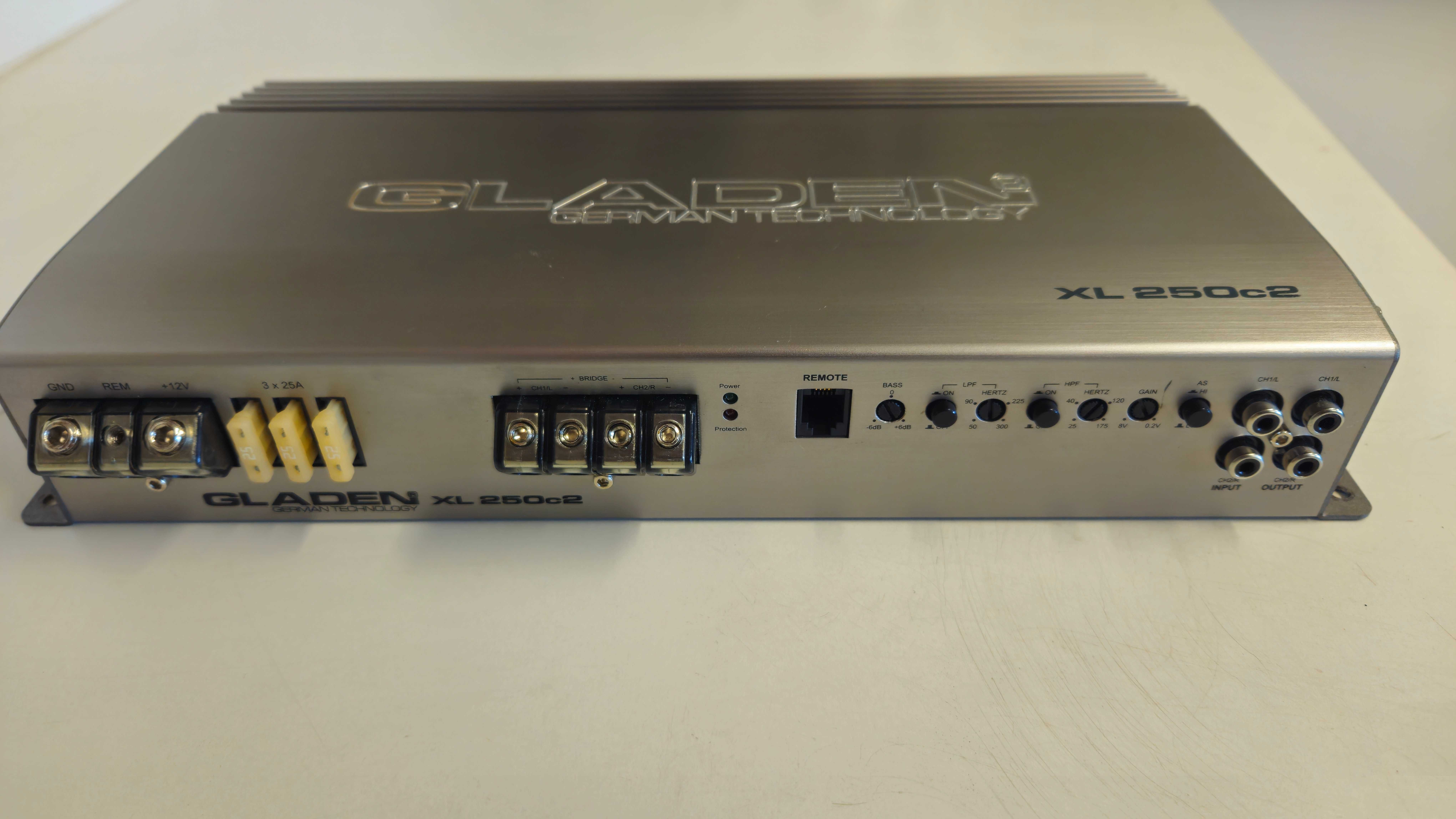 Gladen Audio XL250C2 Wzmacniacz 2-kanałowy