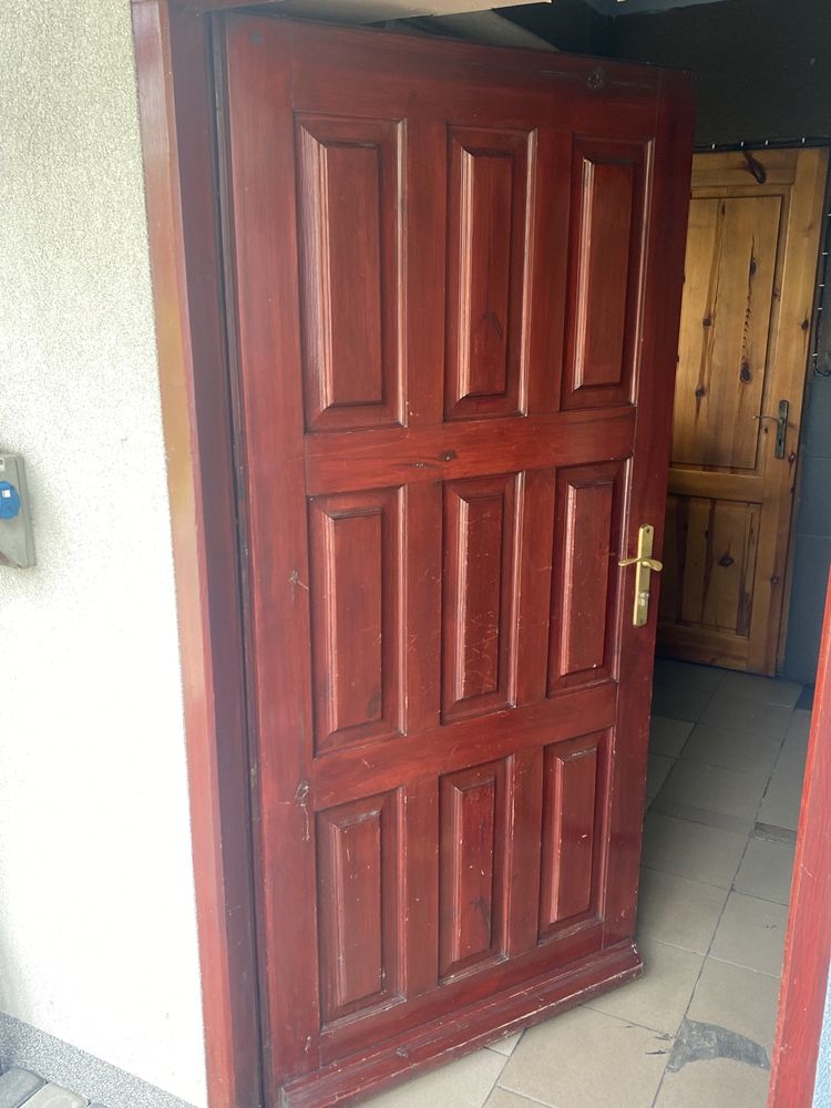 Drzwi drewniane bordowe