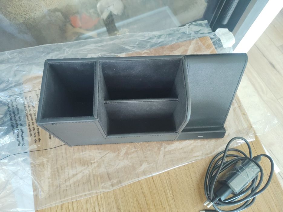 Skórzany organizer na biurko z Ładowarką