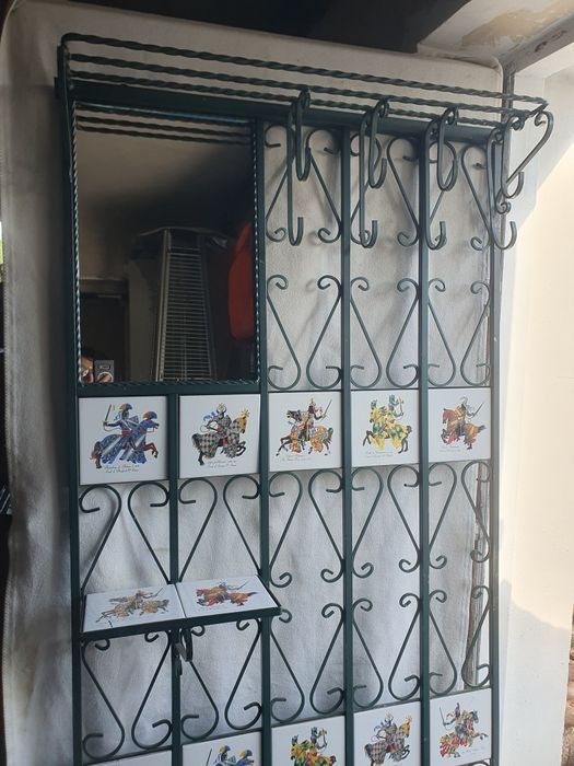 Garderoba metalowa z dekoracją płytek