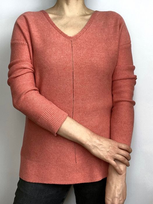 Koralowy sweter damski z dekoltem w serek do legginsów Promod M/38
