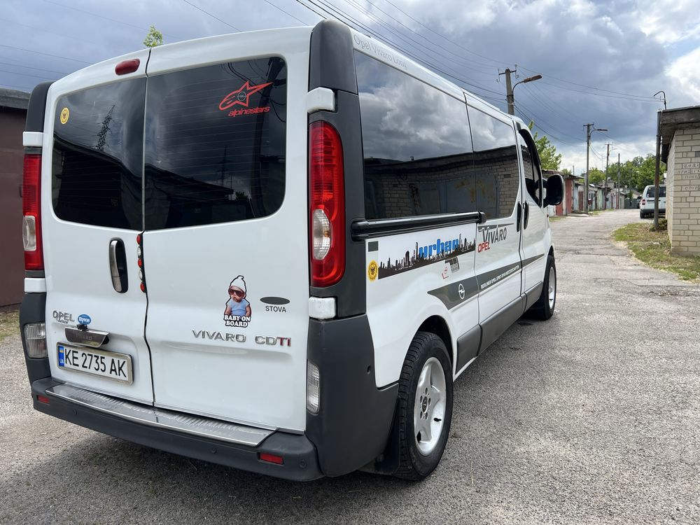 Opel Vivaro Long пассажир 9 мест , 2.0 мотор , 6 ступка ,