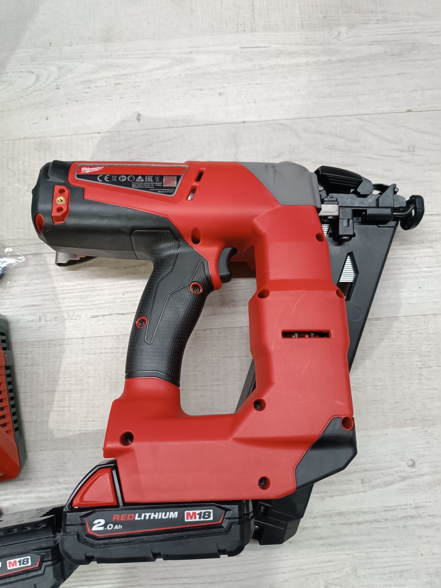 Milwaukee M18 CN16GA акумуляторний нейлер Мілвоке