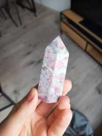 Turmalin różowy obelisk minerał kryształ kamień naturalny ozdoba szary