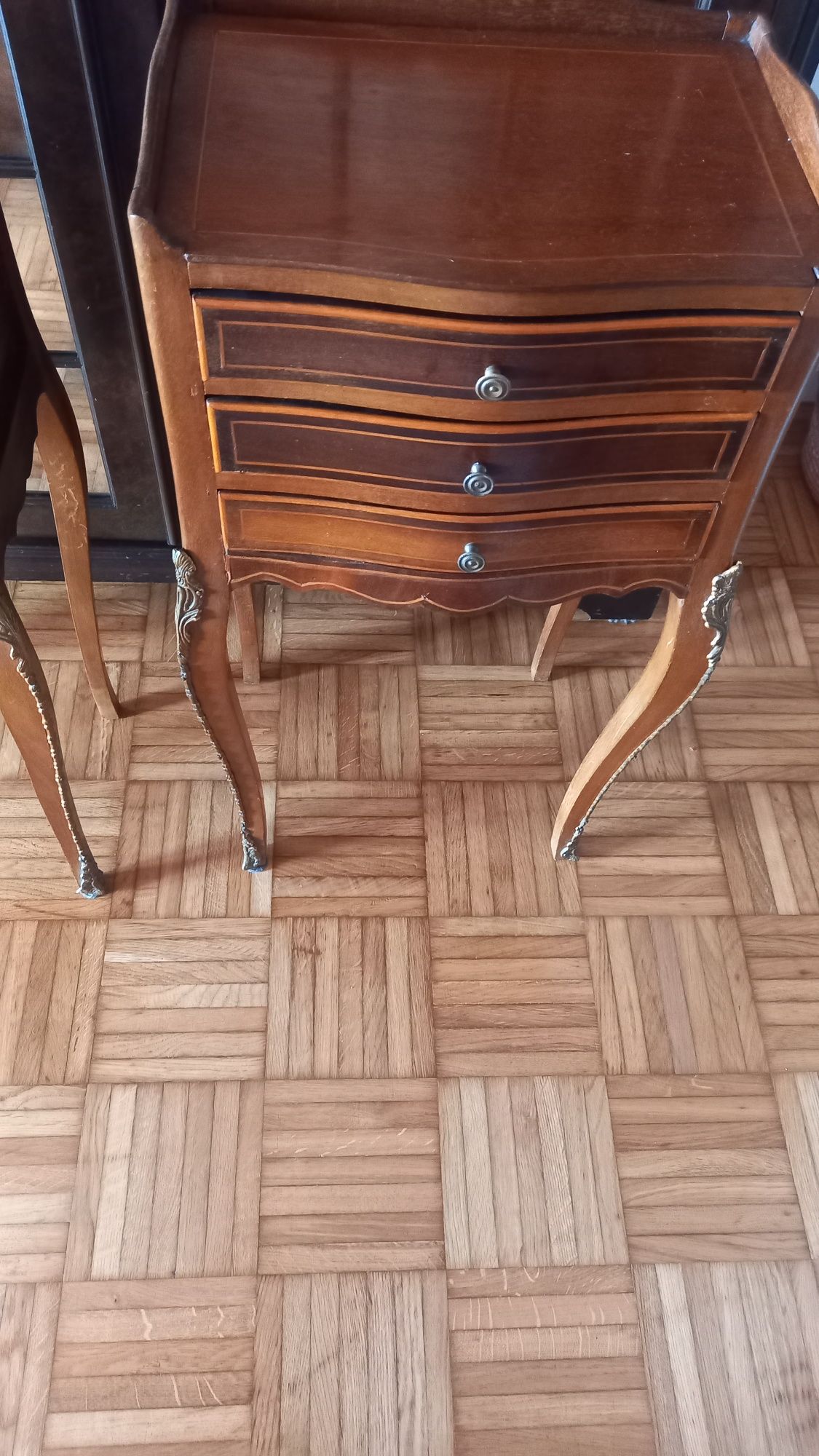 mesas de apoio ou  mesas de cabeceira