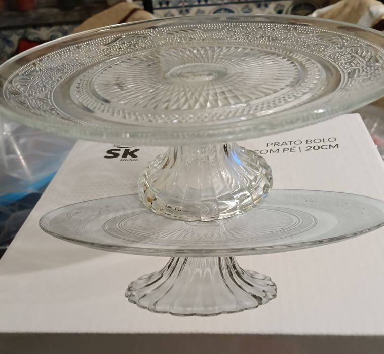 Prato pequeno com pé para bolos