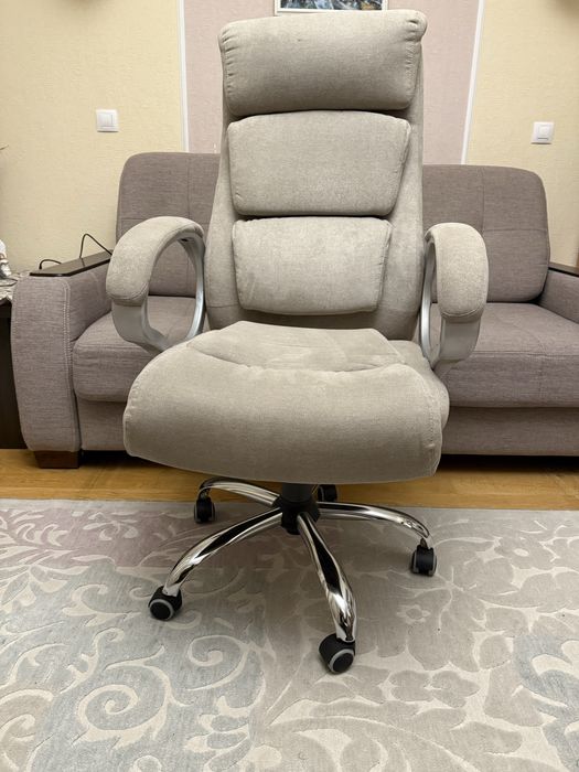 Крісло офісне компʼютерне з регулюванням висоти гарний стан з підлокіт