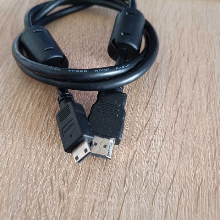 Кабель HDMI to miniHDMI, 1 м, в робочому стані.