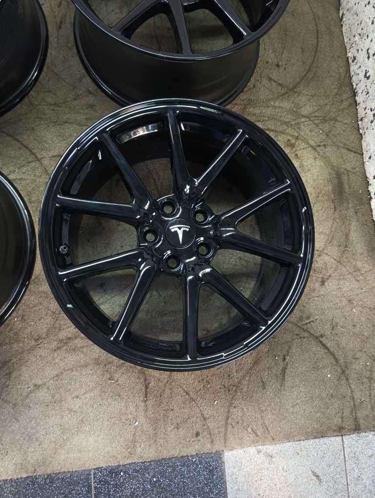 Felgi aluminiowe Tesla  ET 40 8,5jx18" 5x114,3 czujniki