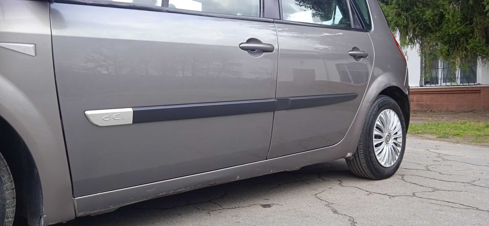 Мінівен Renault Scenic 2005 року. Двигун 1,5 DCI