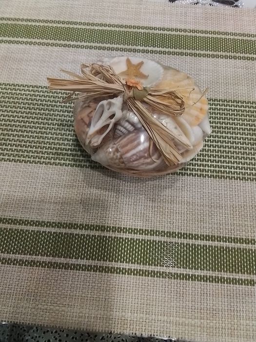 Сувенир из морских ракушек в корзинке