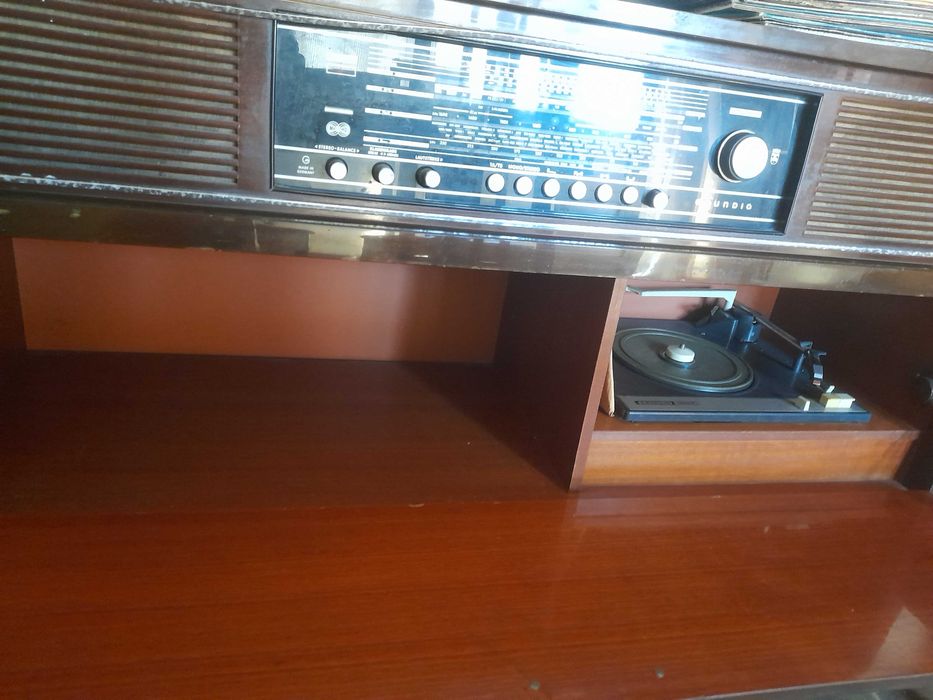 Móvel radio gira discos Grundig