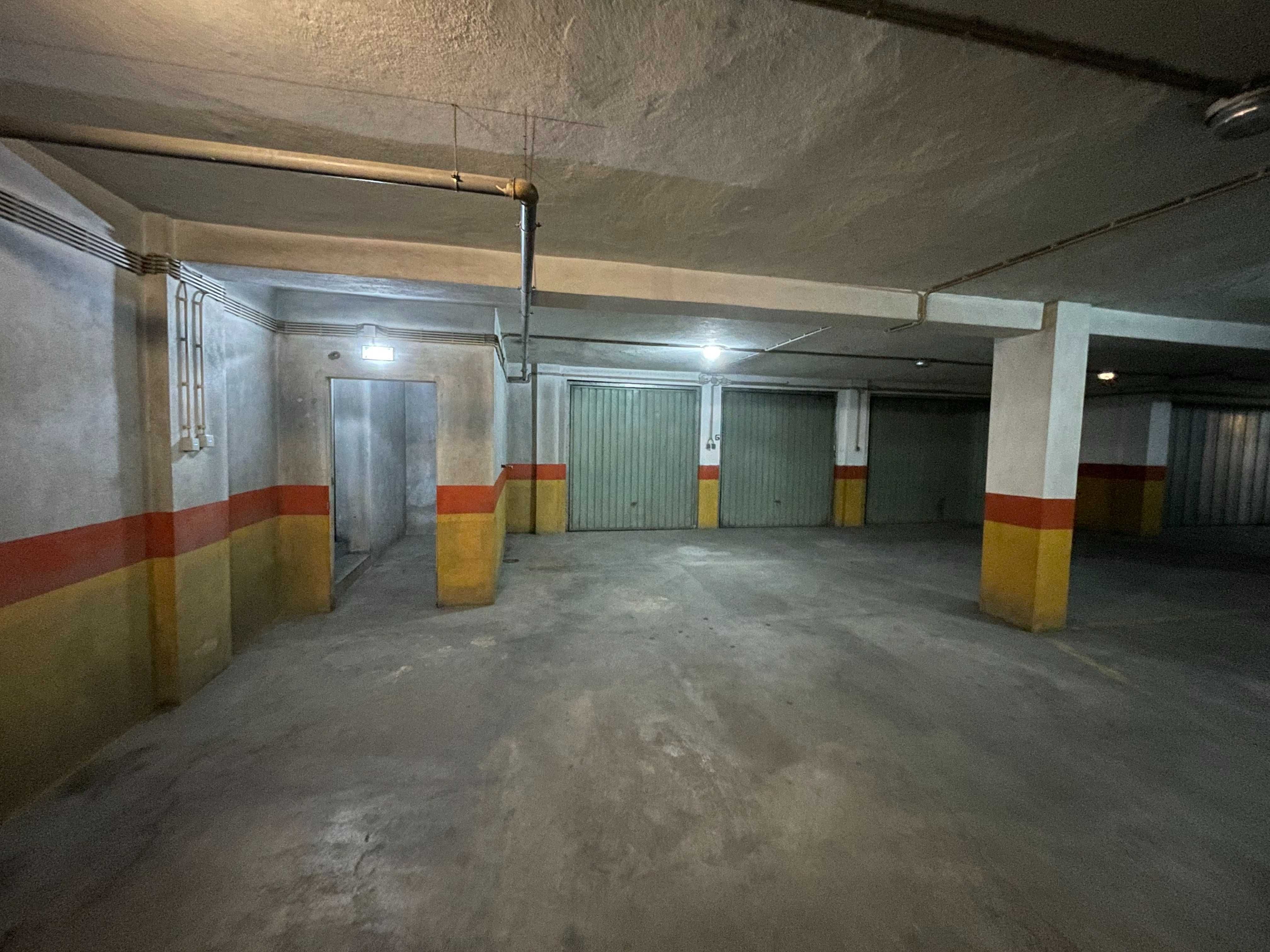 Garagem fechada com 36 metros quadrados