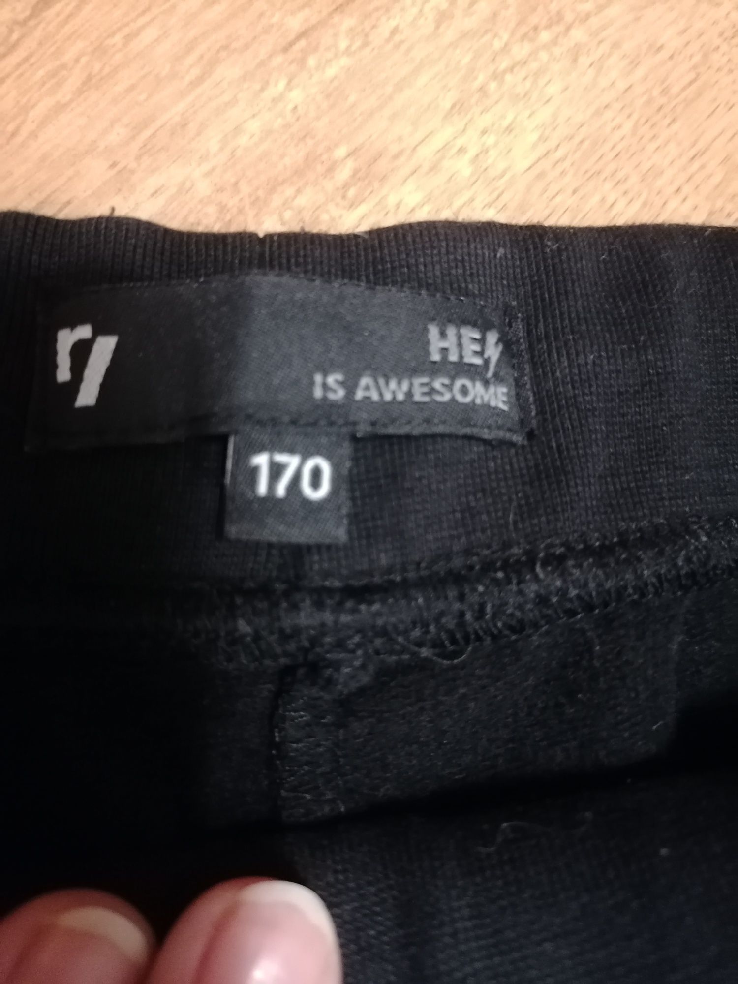 Czarne spodnie dresowe z lampasem po boku   10 zł