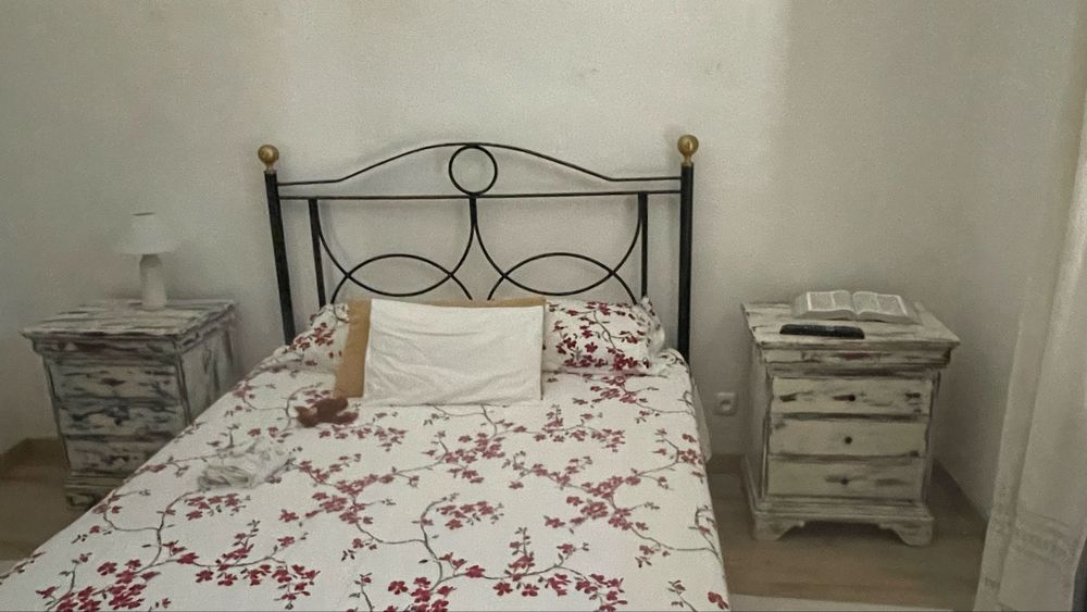 Cama de casal com 2 mesas de cabeceira