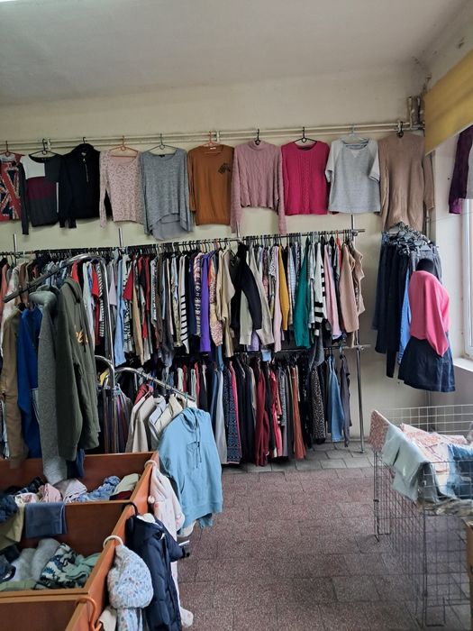 Sprzedam wyposażenie sklepu + towar