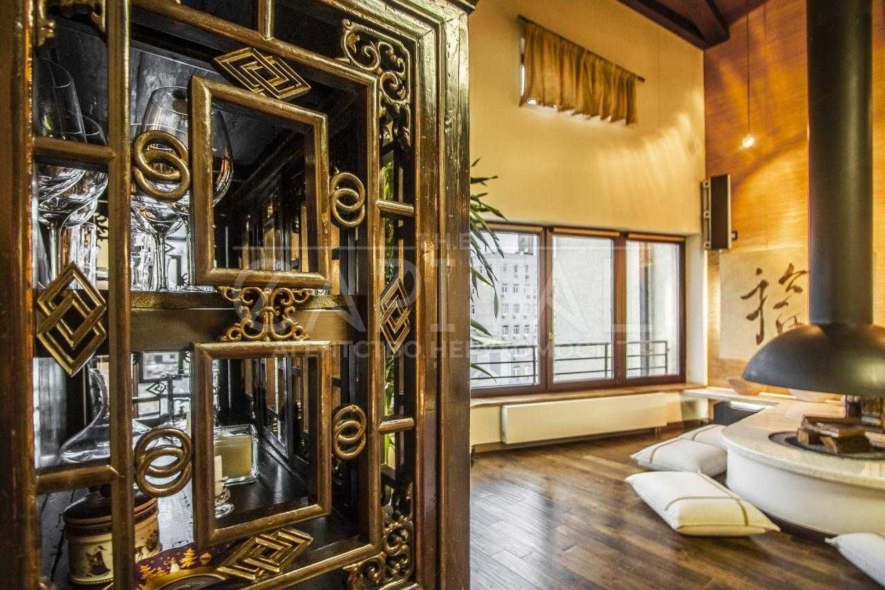 Японський пентхаус 230 м² з каміном, паркінгом і кінотеатром (Поділ)