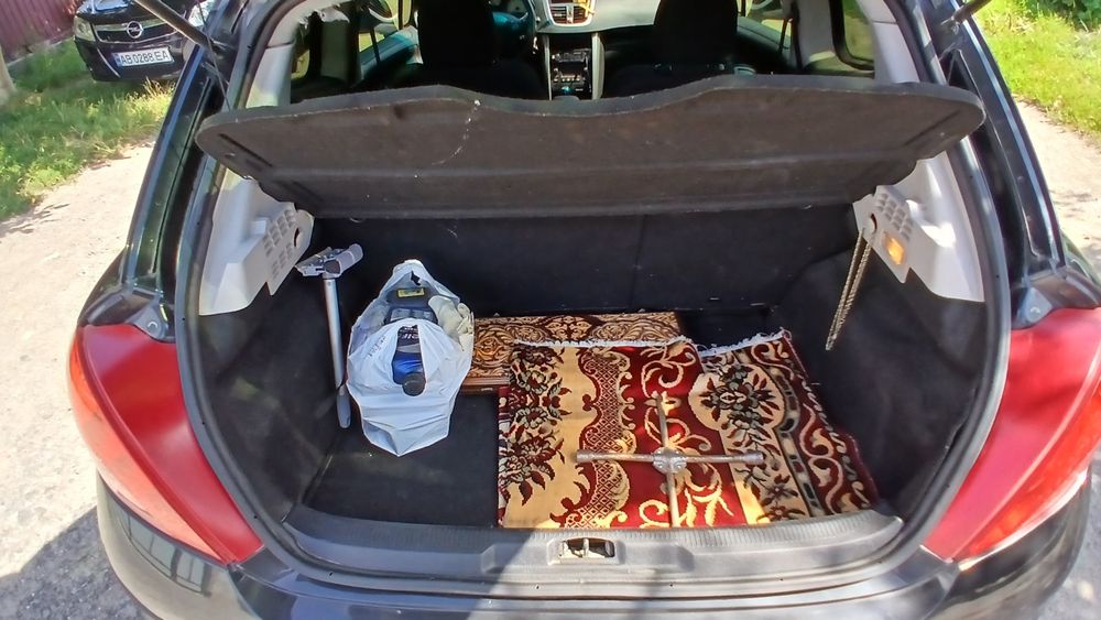 Пежо 207 2007 год 1.6 бензин в идеальном состояние