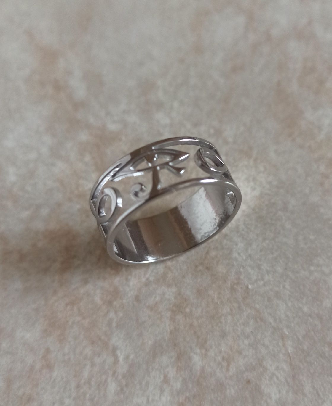 Серебристое красивое кольцо на подарок