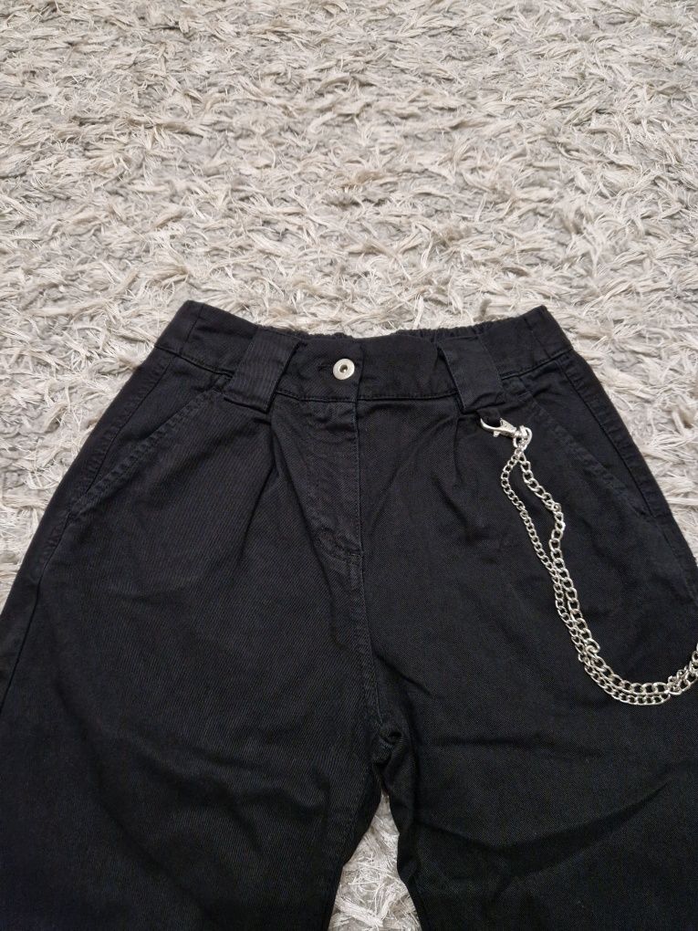 Czarne spodnie jeansowe jeans bojówki z łańcuchem Bershka