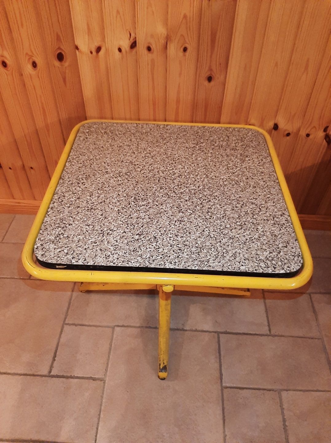 Mesa baixa amarela