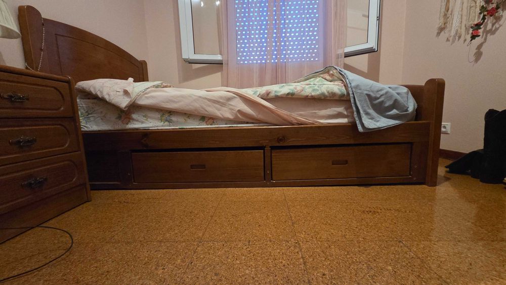 Cama solteito com arrumação e secretária