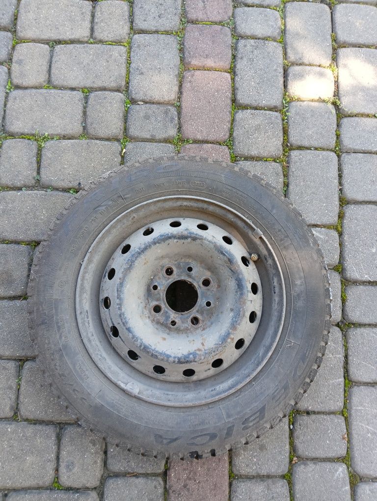 Opona z felgą w stanie dobrym
