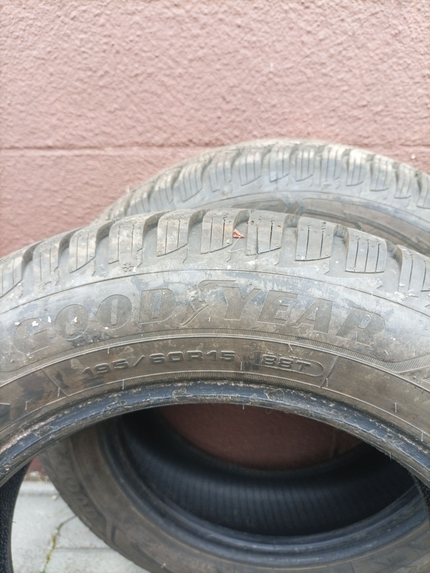 Opony zimowe Goodyear 195/60R15.
