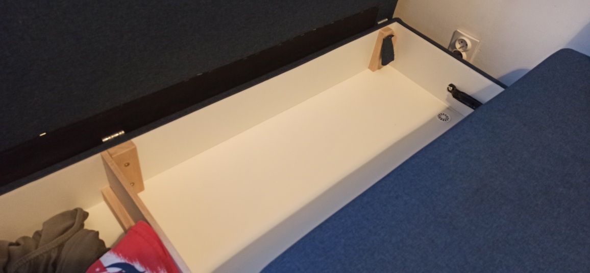 Sofa młodzieżowa z funkcją spania, motyw auta