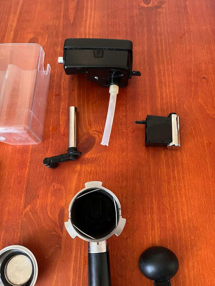 Ekspres do kawy DeLonghi EC 850.M + spieniacz i podsjnik
