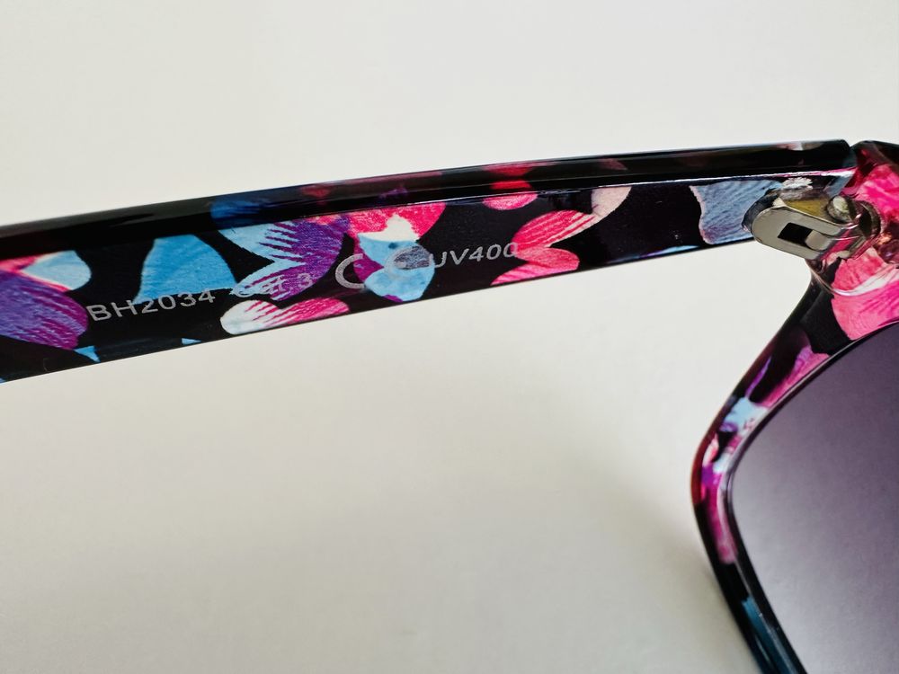Óculos de sol pretos com padrão floral + bolsa