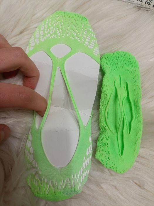 Skarpetki zielone i niebieskie stopki