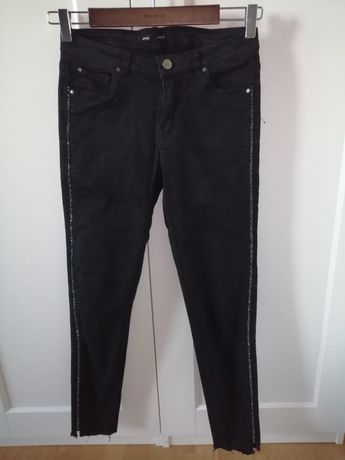 Czarne spodnie/dżinsy z ozdobnym paskiem