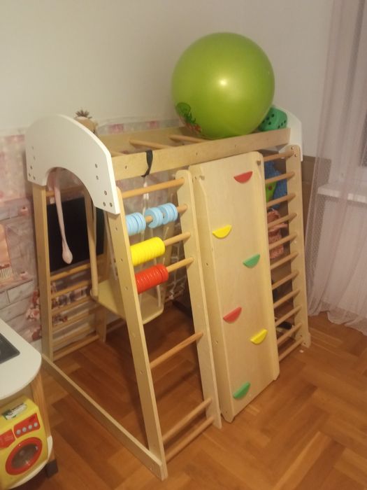 Drewniany plac zabaw do domu dla dzieci ze zjeżdżalnią