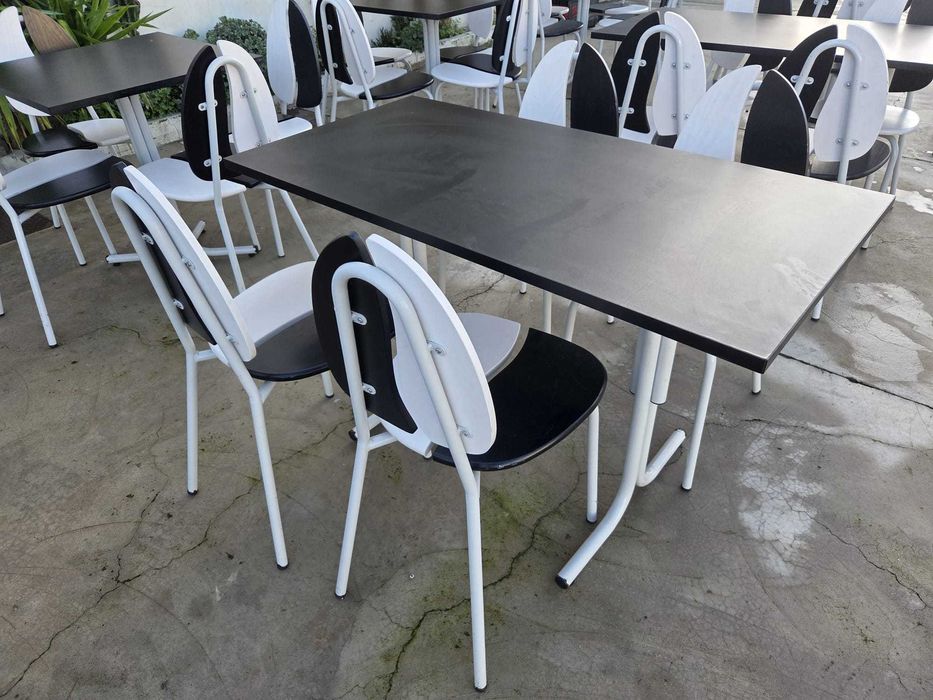 Mesas e cadeiras de café