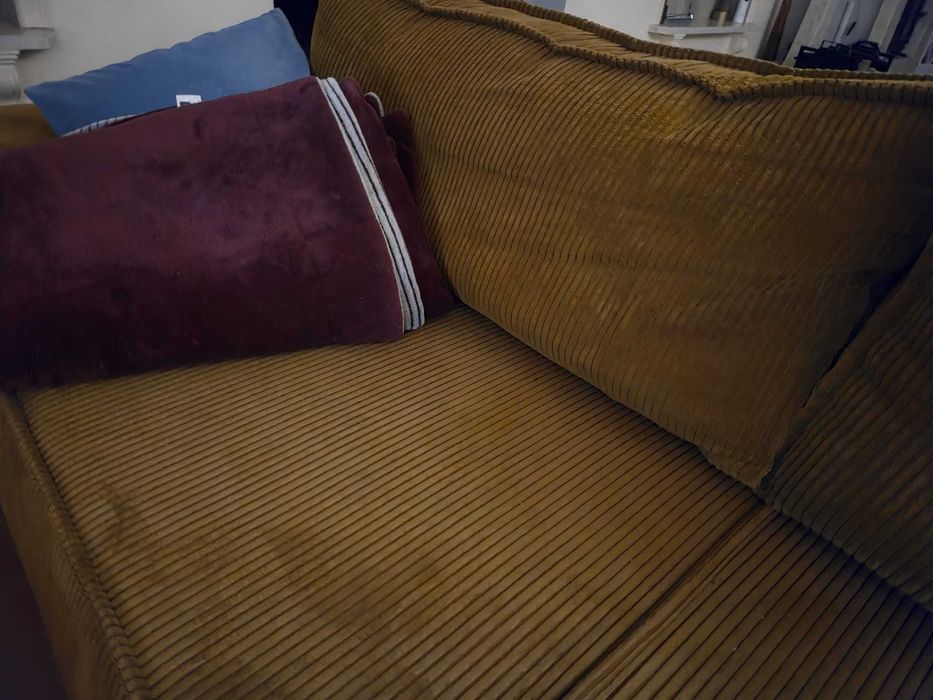 Kanapa do salonu o ciekawej stylistyce, rozkładana