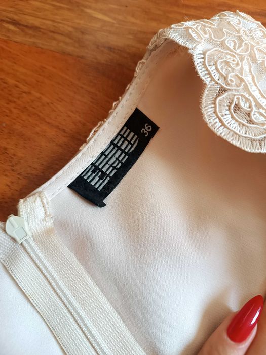 Jasno beżowa z perłową złotą koronką sukienka elegancka tiul nude