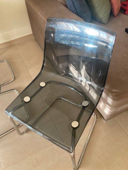 Mesa brancas e cadeiras em acrílico