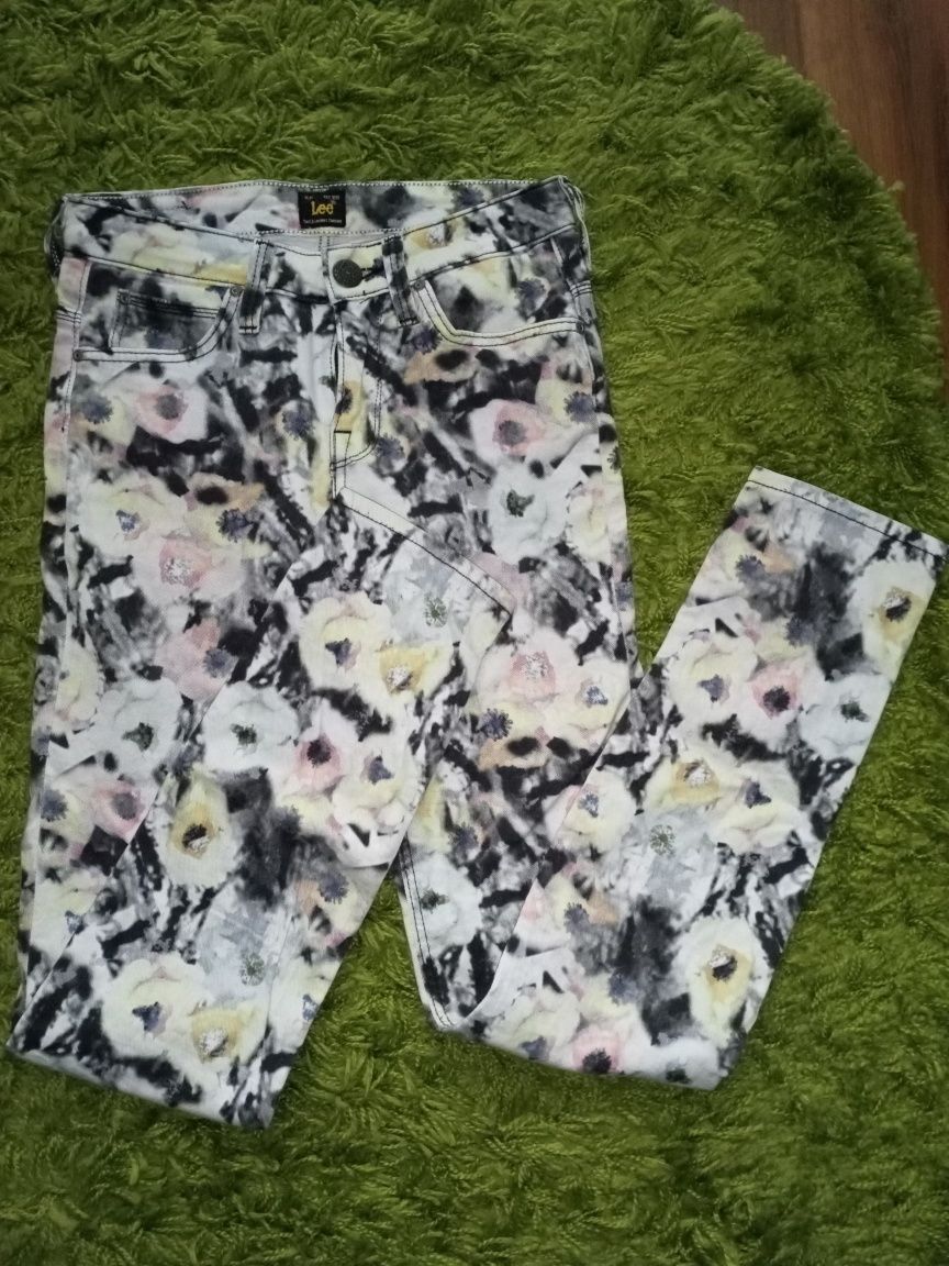 Spodnie rurki jeansy w pastelowe kwiaty Lee