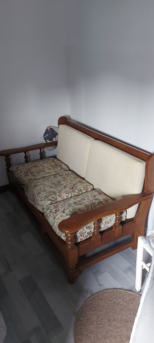 vendo sofa 3 lugares usado .em otimo estado conservaçao todo madeira
