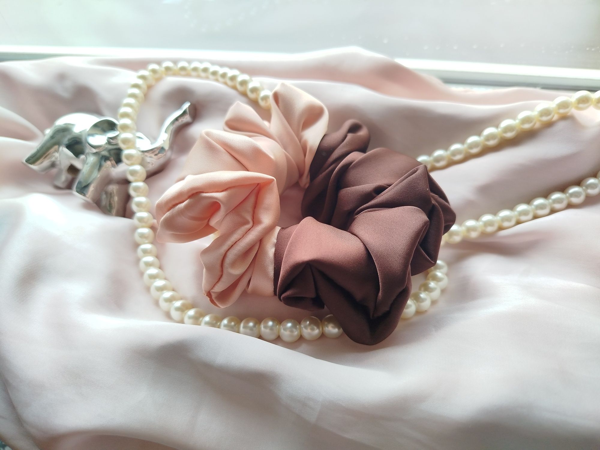 Gumka scrunchie satyna jedwabna Armani beż brąz