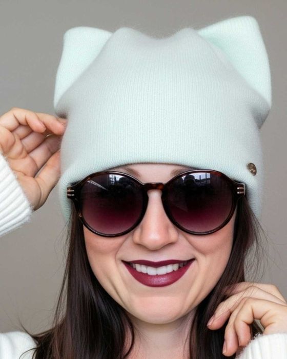 Жіноча ангорова шапка-біні з вушками | Доставка по Україні