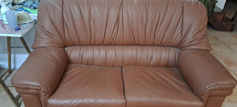 Sofá de 2 lugares com cama em pele